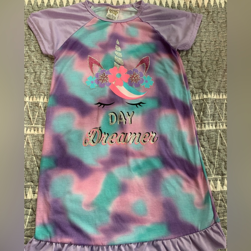 SWEET AND SASSY NIGHT GOWN
Daydreamer with unicorn 
Girls size 12
